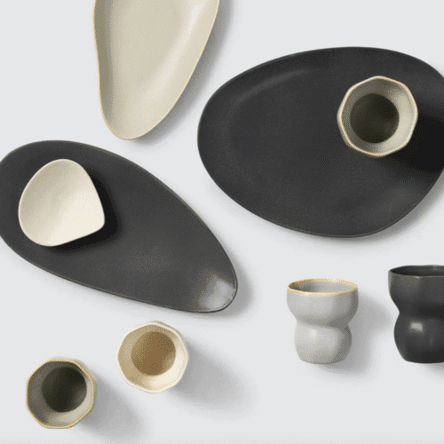 Tasse en grès gris "Limfjord" 2 tailles - Twicy Store posée sur une table avec d'autres tasses et assiettes