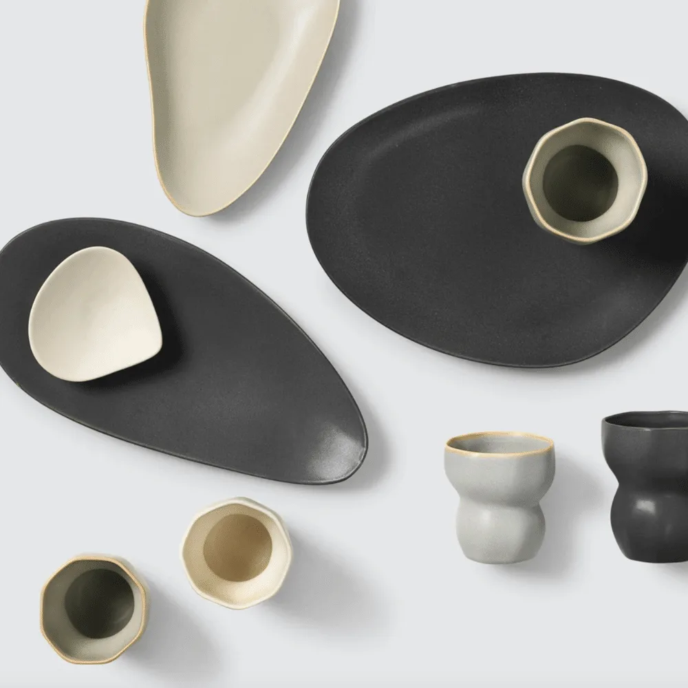 Tasse en grès gris "Limfjord" 2 tailles - Twicy Store posée sur une table avec d'autres tasses et assiettes