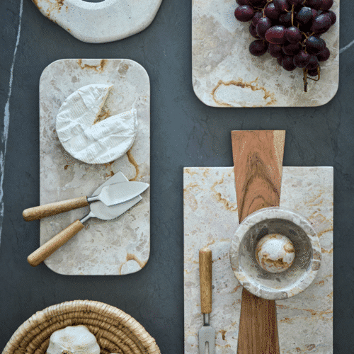 Set de 3 couverts à fromage avec manche en bois "Nico" - Twicy Store sur une table de repas présentés sur un plateau de fromages