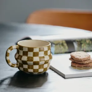 Tasse « Ysia » en grès motif damier vert – Twicy Store