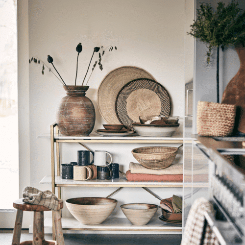 Vase décoratif en terre cuite "Camille" – Twicy Store disposé sur une étagère dans une cuisine