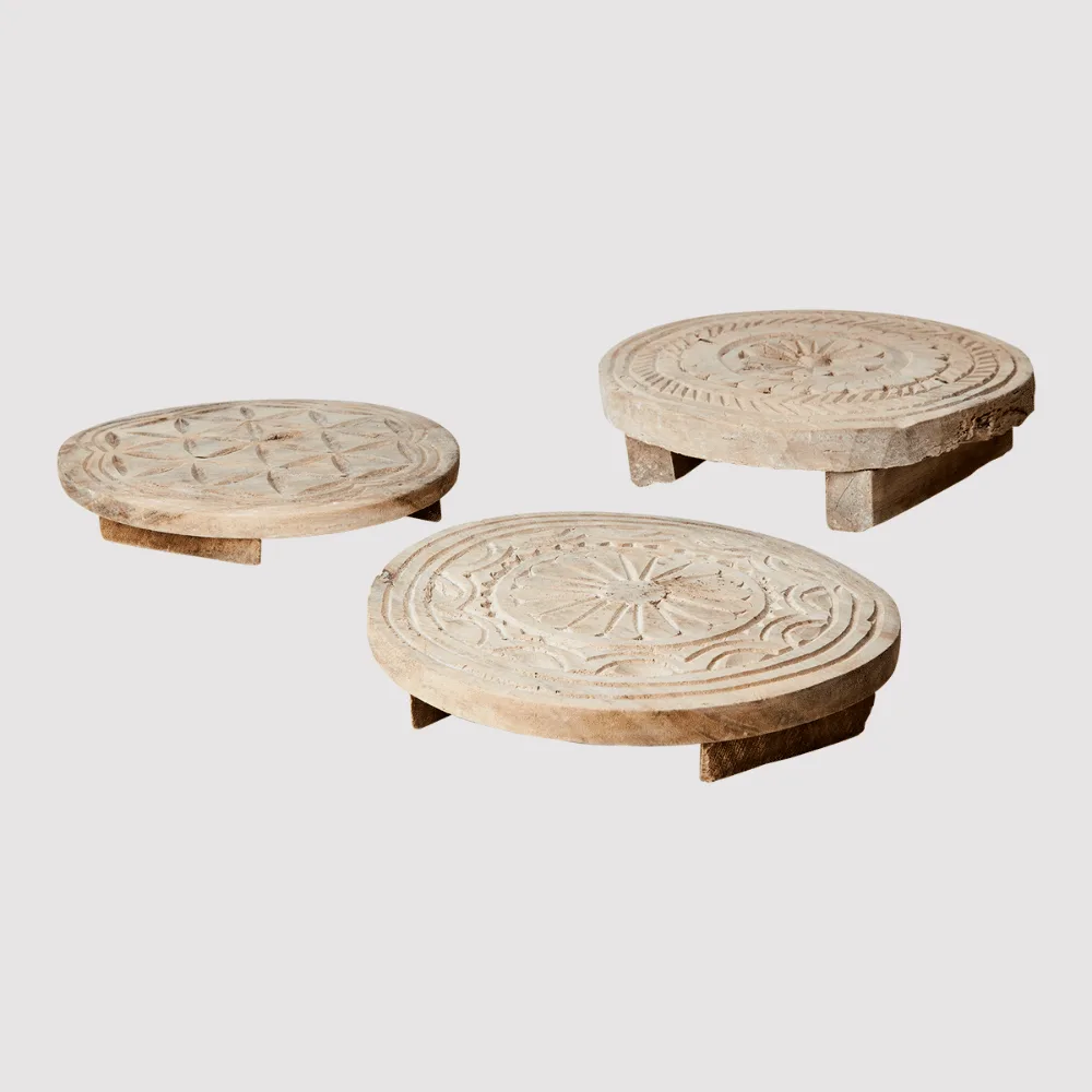 Plateau rond sur pieds en bois sculpté "Treasure" - Twicy Store