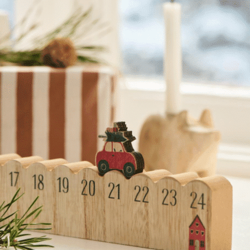 Calendrier de l’Avent en bois avec petite voiture rouge, Déco Noël vintage - Twicy Store