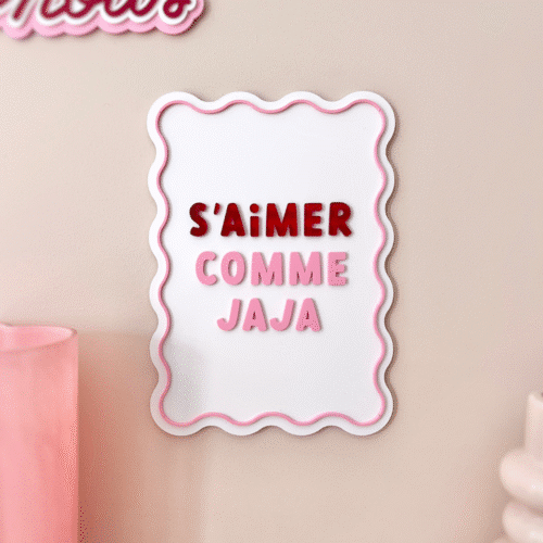 Affiche en plexiglas “S’aimer comme jaja” décoration murale rose et fun