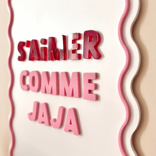 Détails de Affiche en plexiglas “S’aimer comme jaja” décoration murale rose et fun