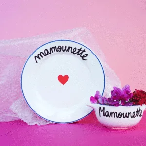 Assiette plate “Mamounette” avec filet bleu et cœur rouge | Twicy Store