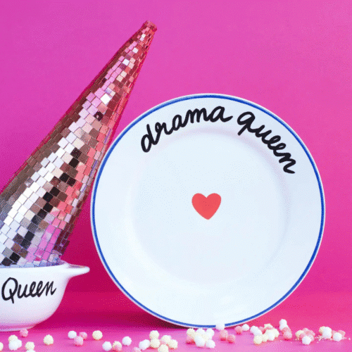 Assiette plate “Drama Queen” avec filet bleu et cœur rouge | Twicy Store