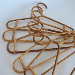 Cintre en rotin vintage – fabrication Française, Élégance bohème pour penderie & décoration | Twicy Store