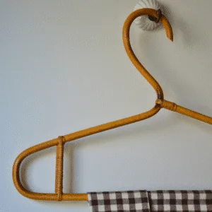Cintre en rotin vintage – fabrication Française, Élégance bohème pour penderie & décoration | Twicy Store