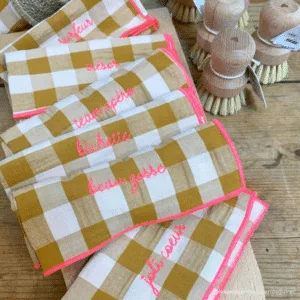 Serviettes de table vichy moutarde brodées – Mama, Daddy, Trésor & Bichette | Twicy Store