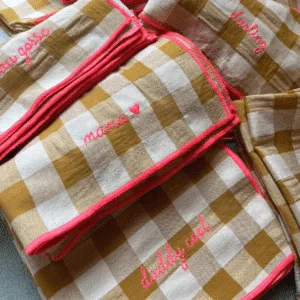 Serviettes de table vichy moutarde brodées – Mama, Daddy, Trésor & Bichette | Twicy Store