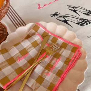 Serviettes de table vichy moutarde brodées – Mama, Daddy, Trésor & Bichette | Twicy Store