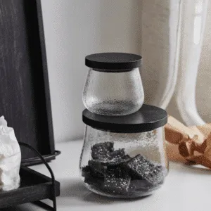 Bocal de rangement « Plumsi » – verre givré et couvercle en bois noir | Twicy Store