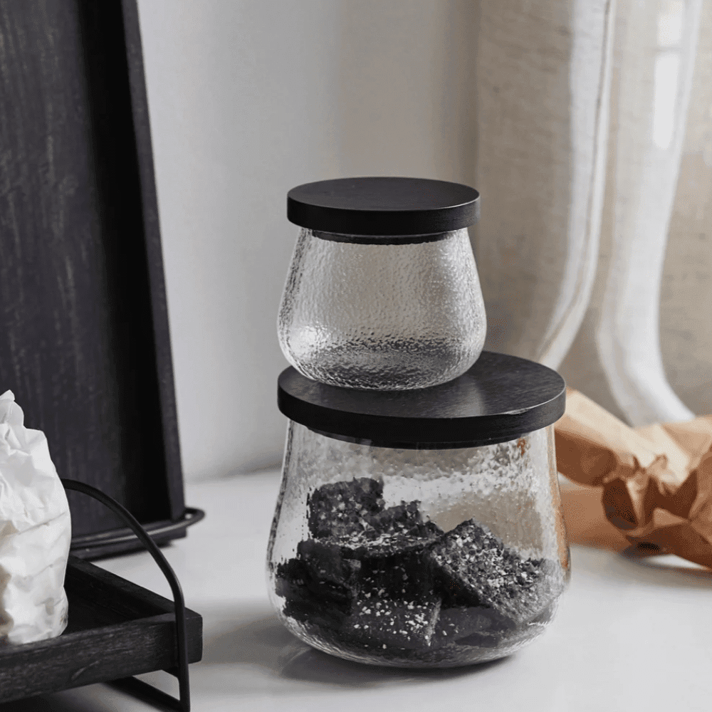 Bocal de rangement PLUMSI – verre givré et couvercle en bois noir | Twicy Store
