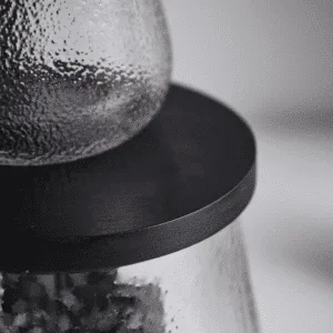 Bocal de rangement « Plumsi » – verre givré et couvercle en bois noir | Twicy Store