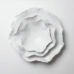 Plat de service « Claire » – Plat artisanal blanc effet coquille | Twicy Store