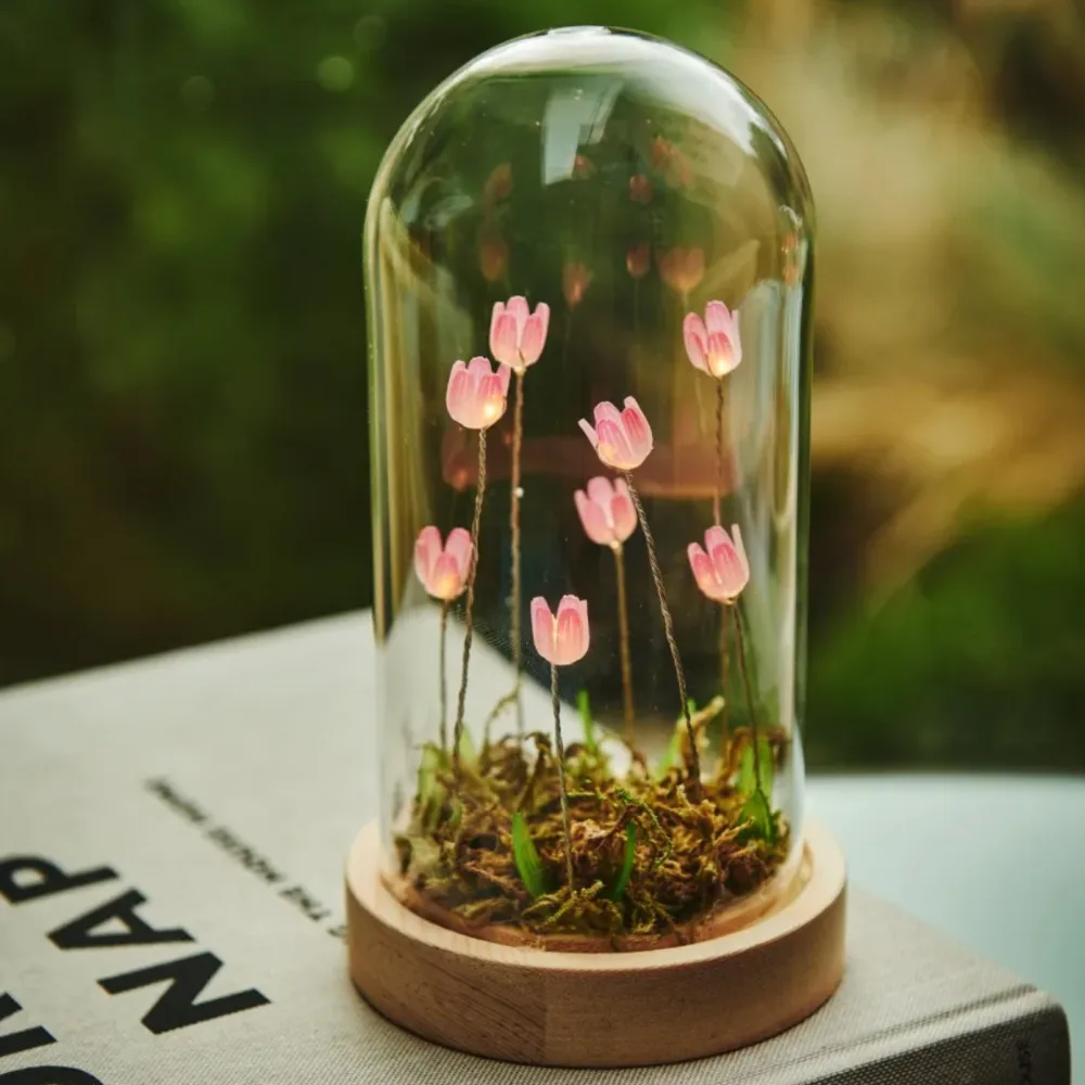 cloche lumineuse fleurs roses sous verre lampe décorative