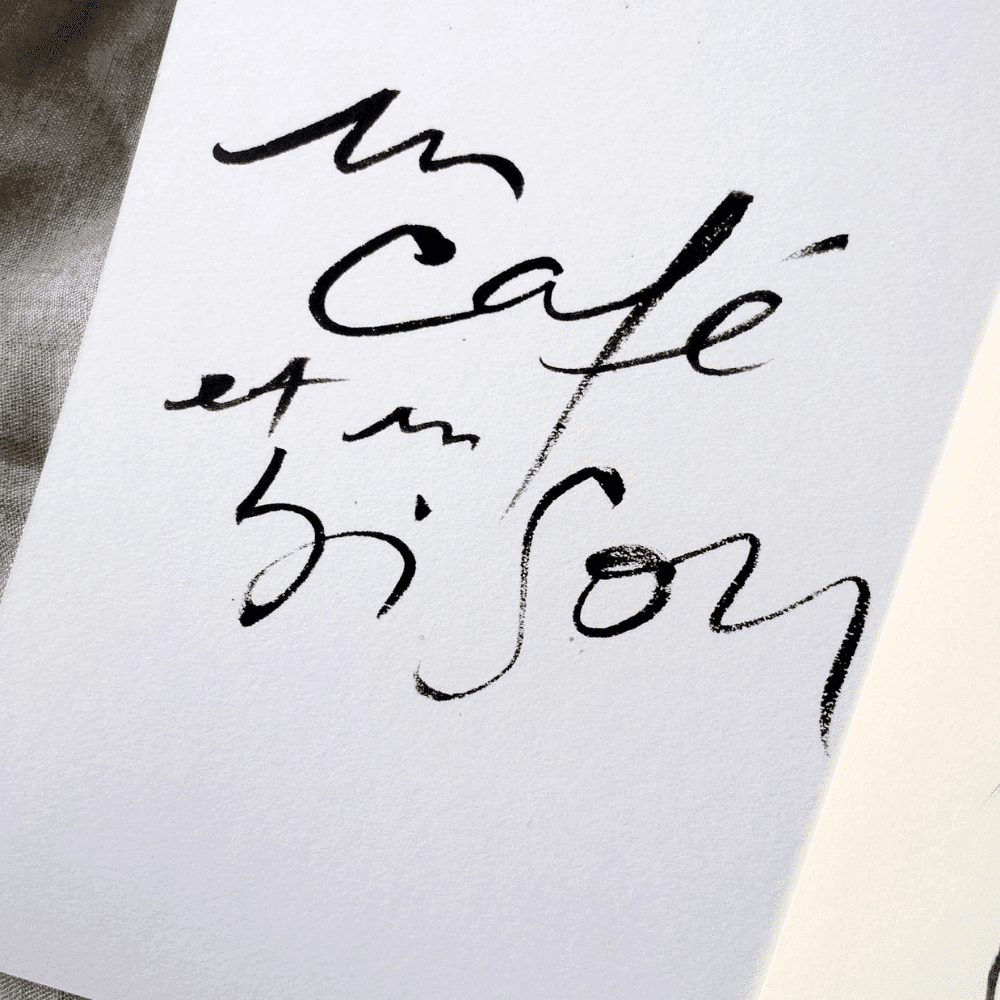 Affiche calligraphiée “Un café et un bisou” – Poster typographique poétique A3 / A4 | Twicy Store