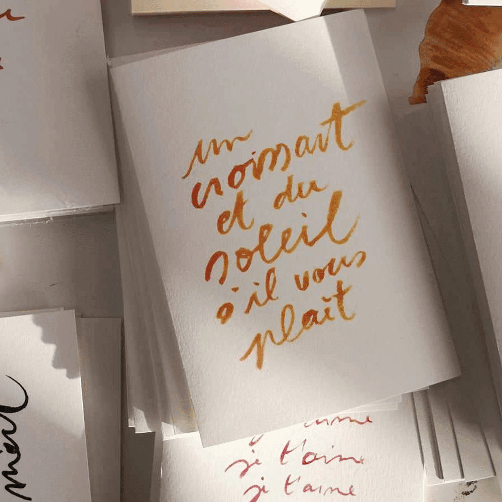 Affiche calligraphiée “Un croissant et du soleil s’il vous plaît” – Poster typographique A3 | Twicy Store