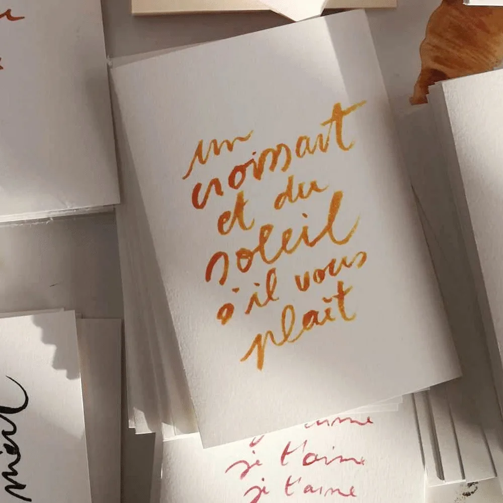 Affiche calligraphiée “Un croissant et du soleil s’il vous plaît” – Poster typographique A3 | Twicy Store